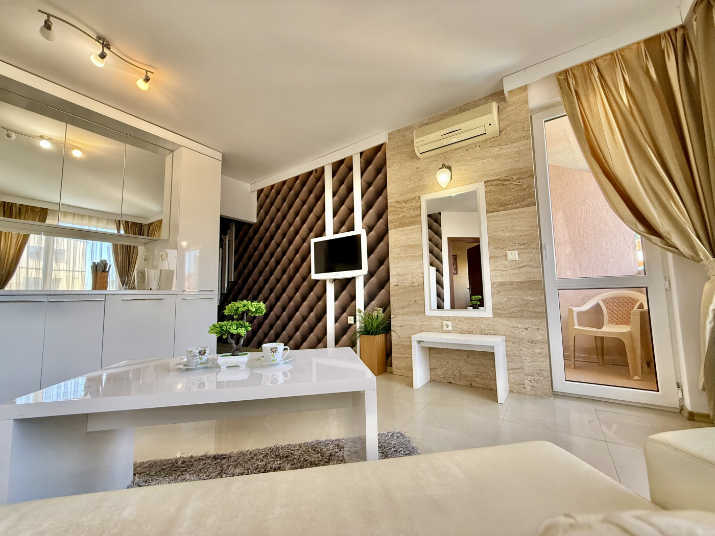 Emerald Paradise apartment 26P