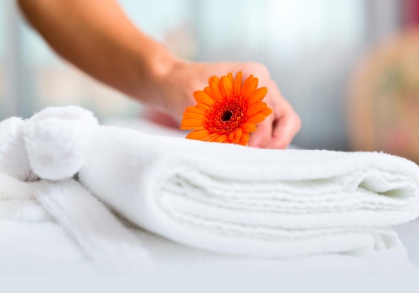 Fresh bed linen & towels